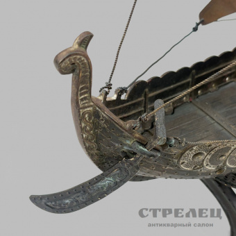 фото — модель корабля викингов «драккар» с символикой ss на парусе, 1941/45 гг.